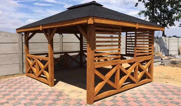 Foișor din lemn natur cu balustradă