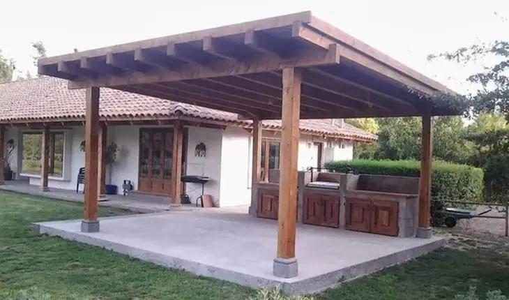 Pergolă din lemn cu structură deschisă
